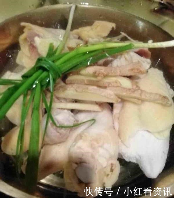 炖鸡汤时,加了这一步,鸡肉鲜嫩入味,汤更加鲜美,冬季别错过