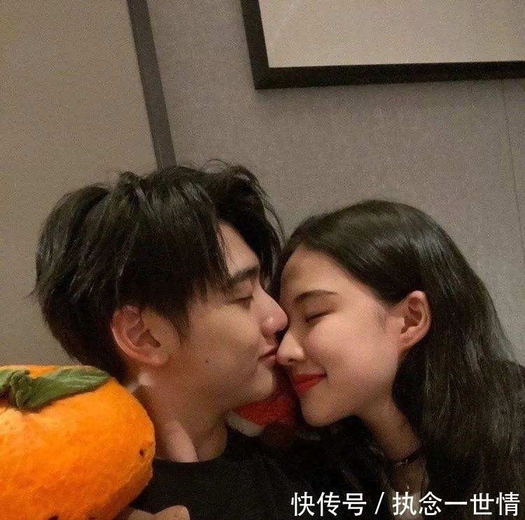 送小盒鱼蛋糕以及仙女棒,女友回应很硬气