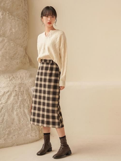 早春穿针织开衫、毛衣怎么穿好看？今年流行配“格子裙”，很美！