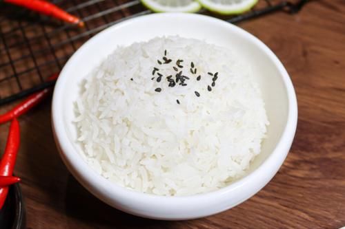 窍门|煮米饭，不要直接加水下锅，牢记2窍门，大米香喷喷的，软糯清甜