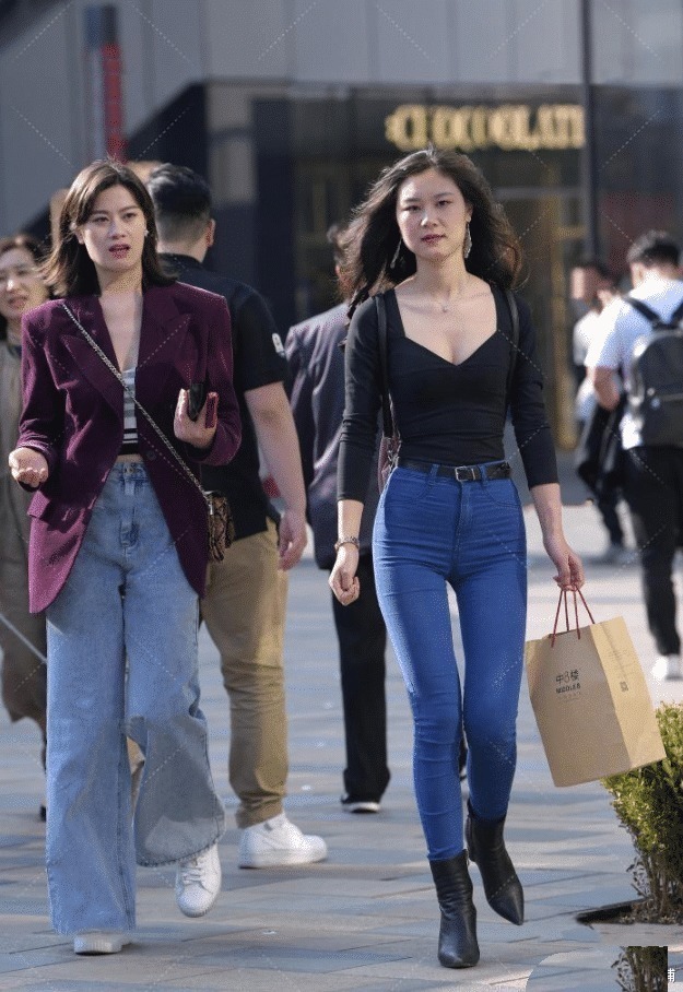 t恤|街拍V领口的T恤没什么亮点,但绝对适合女神穿吧
