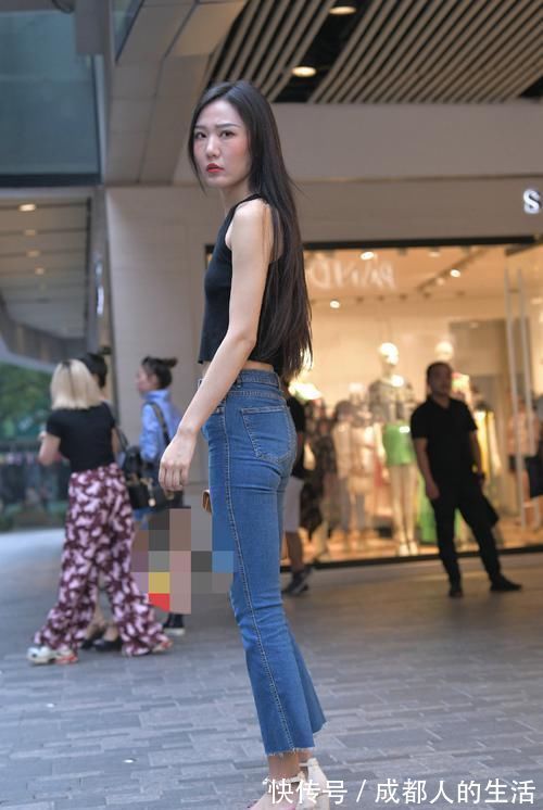 牛仔裤|美女这双大长腿太漂亮了,搭配牛仔裤更显修长