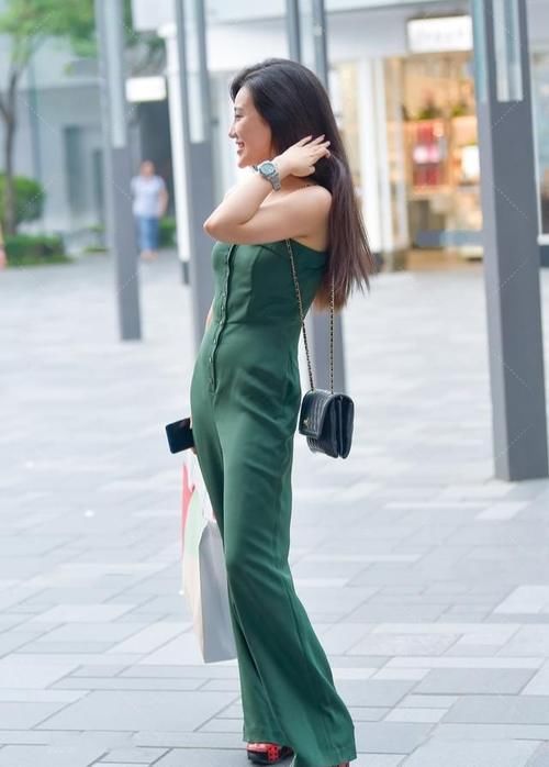 连体装穿搭的小姐姐，性感时尚，太有魅力了！