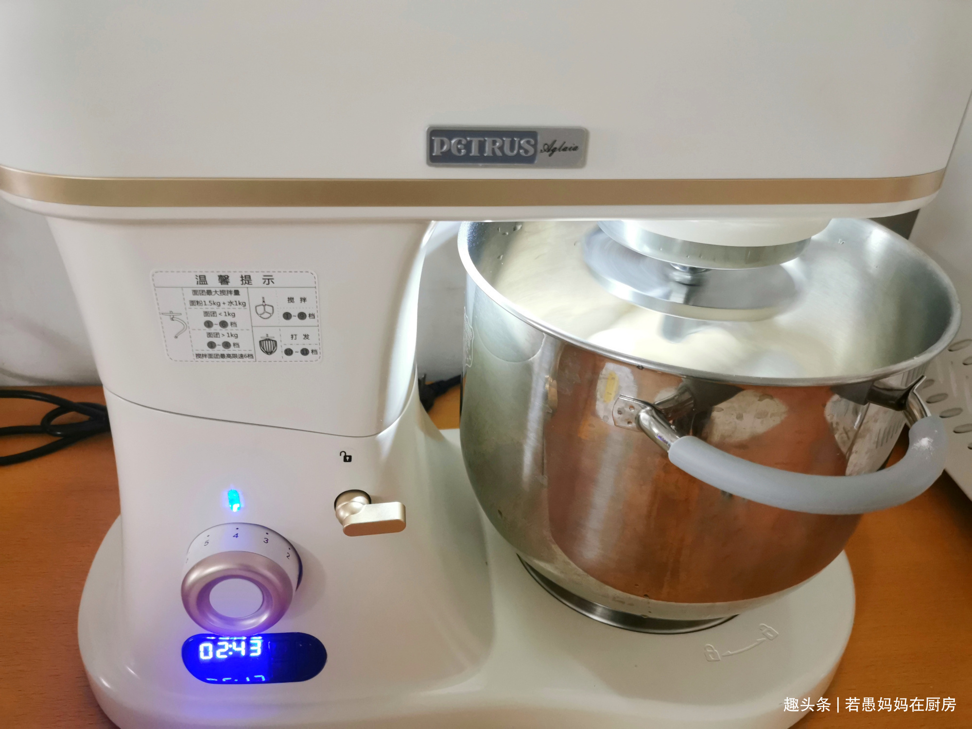 在家做香葱肉松面包卷,低糖少油,真材实料,比面包店买的要好吃