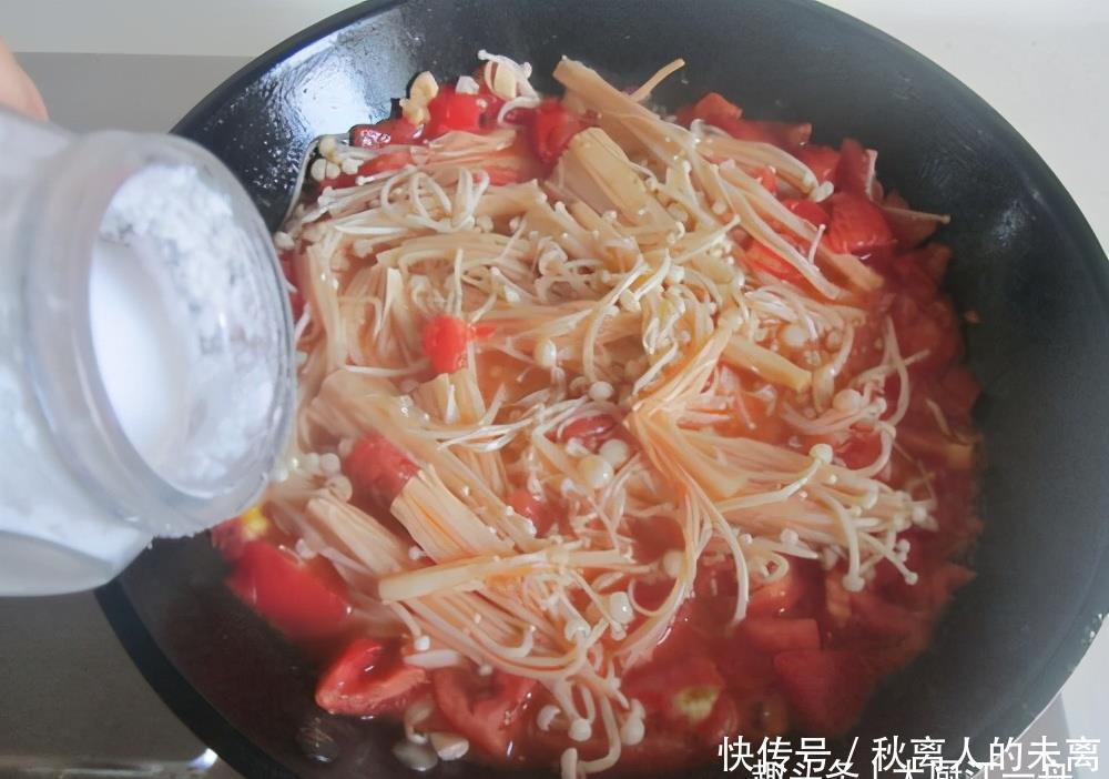 家人|天冷了要多吃金针菇,教你饭店秘制做法。酸辣开胃,家人抢着吃