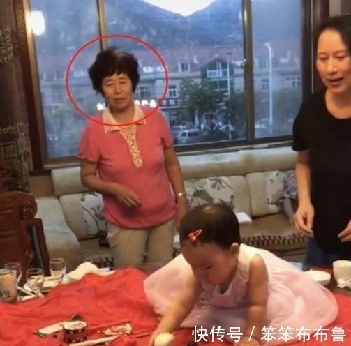 小宝宝|“抓周”仪式上,宝宝抓到的东西令奶奶瞬间黑脸,妈妈没眼看