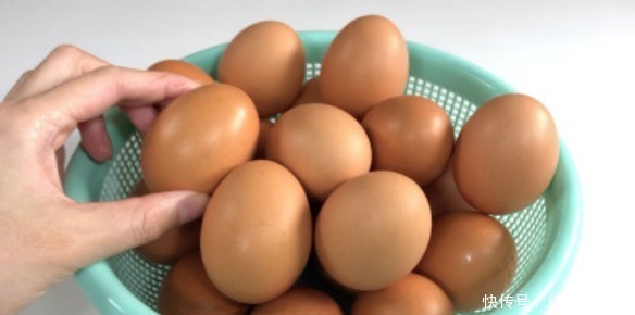 鸡蛋直接放冰箱，秒变毒鸡蛋！很多人不懂装懂，别乱放了！