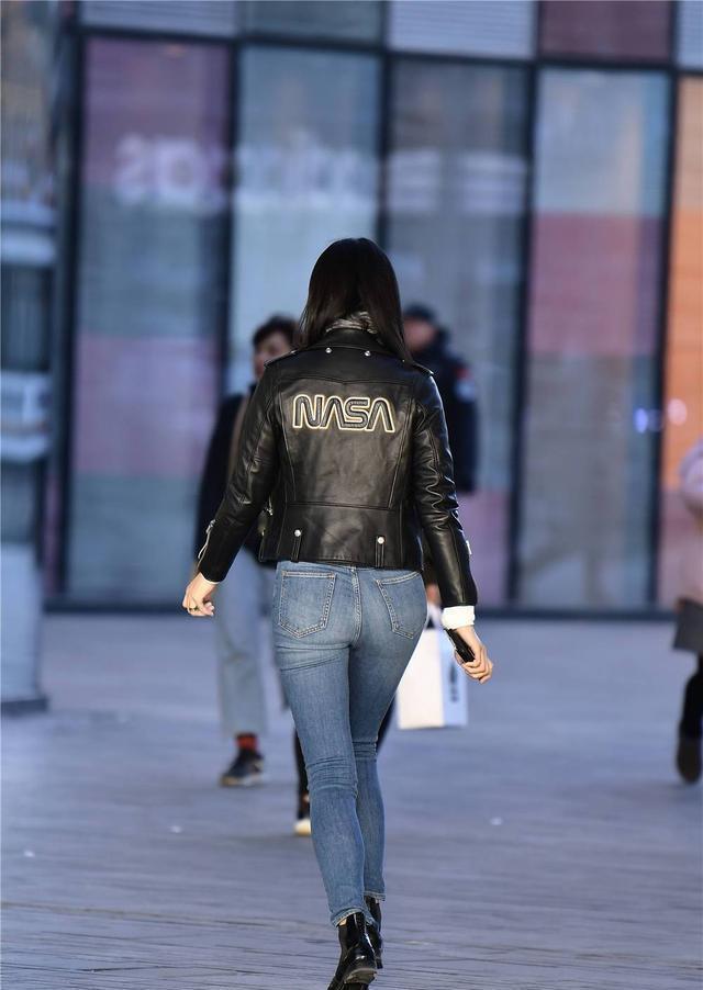 牛仔裤|紧身牛仔裤搭配皮夹克, 穿着平地短靴, 有身材的美更自信