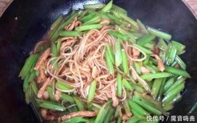 芹菜里加上这两样东西，无比下饭的家常菜，好吃到爆