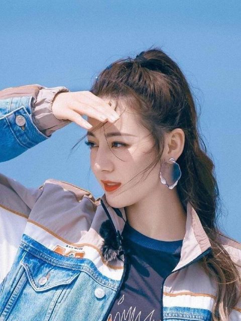 天生带妆脸的女生,脸上都有这4个特征,素颜就像化了妆一样