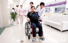 肚子|产妇进产房,跑来二十多人陪产,孩子出生后大家明白怎么回事了