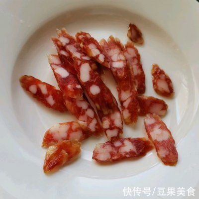 牛心菜|腊肠爆炒牛心菜，简单快