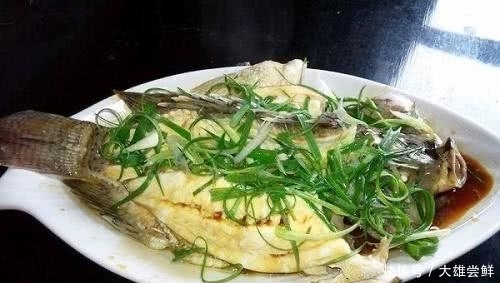 做清蒸鱼时,有人放盐,有人放酱油,都不对,这么做肉嫩更入味!