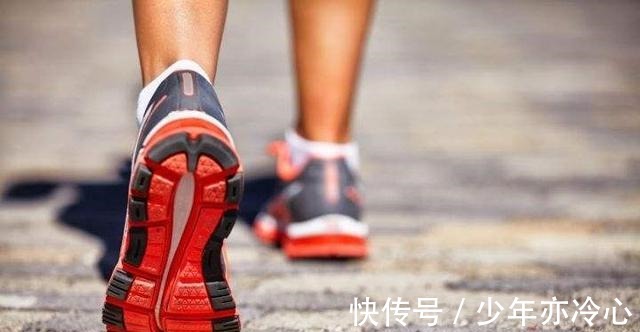 跑步鞋|在中国烂大街的“跑鞋之王”,在美国却形成了潮流,网友中国真有钱!