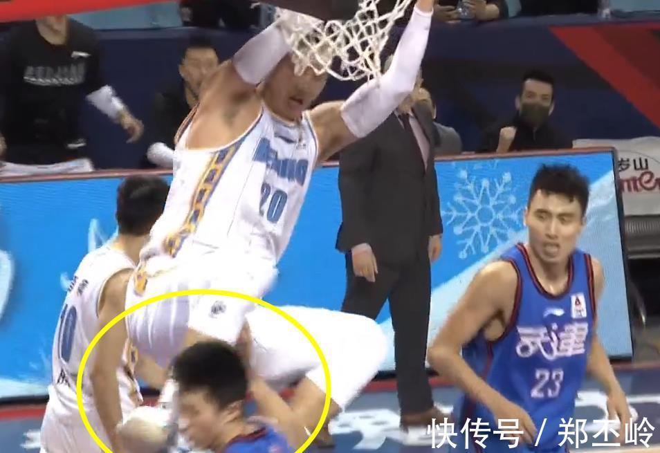 北京队|翟晓川半空踢人吃违体!对手核心生气了坐地上,他疯狂投诉很不满