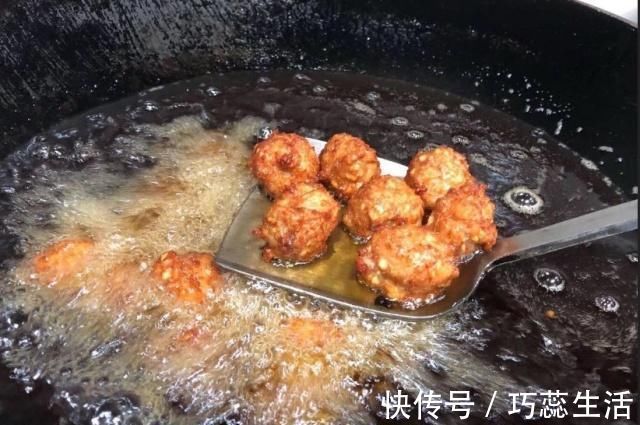 肉糜|炸丸子时，别只放面粉，多加这两样，丸子更加酥香有弹性