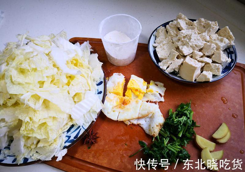 做白菜炖豆腐，好吃有秘诀，多加2样食材，汤汁奶白、香味浓郁！