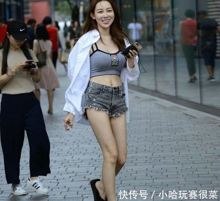 招人|街拍热裤美女,身材过硬颜值尚可,就是手上的东西不招人喜欢