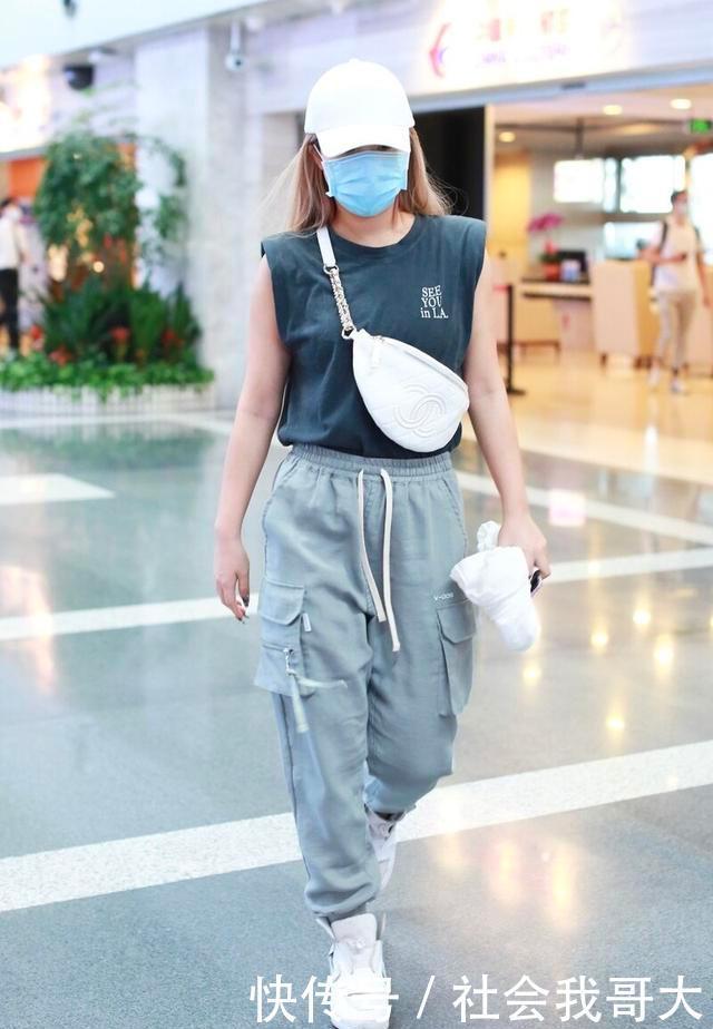 吸引力|王菊把工装裤穿出时尚感,砖红色精致大方不显老,配件T恤都好看