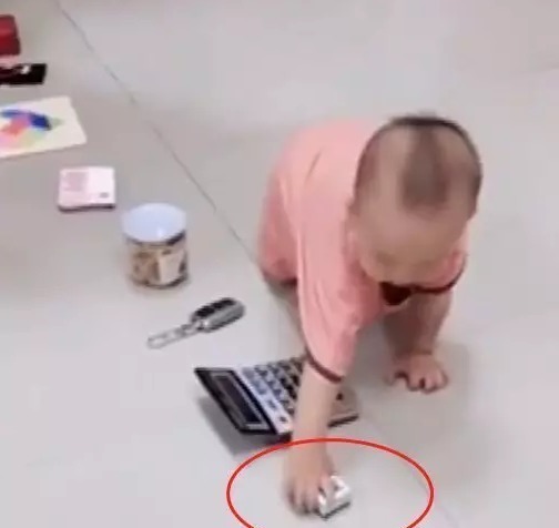 计算器|爸爸让宝宝抓周,孩子径直抓住的东西,网友:孟婆汤掺水了