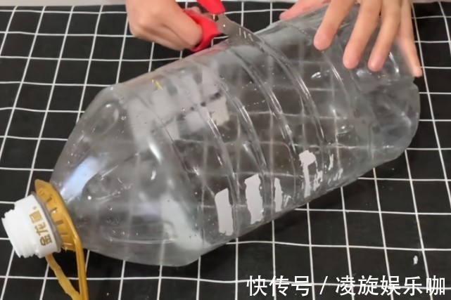 空油桶可真是个“宝”,把毛线缠在空油桶上,全家人都要抢着用!