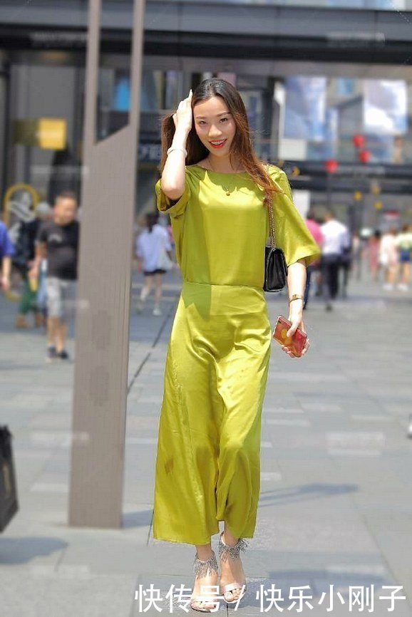 露出性感背部,让人忍不住看多两眼,走路气场十足