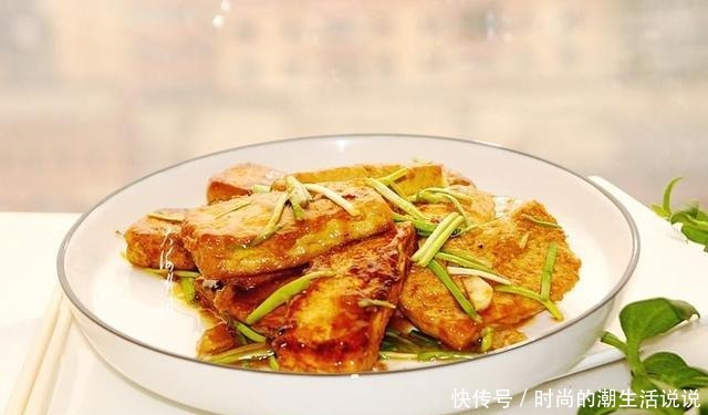 入适量|煎豆腐时,千万不要直接下锅,大厨教你1招,豆腐不破不碎不粘锅