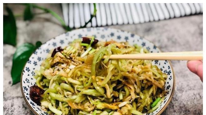 天热了,茄子别再炒着吃,试试这种吃法,不炒不蒸,一大盘不够吃