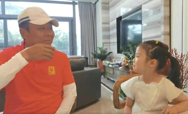 女儿|王楠5岁女儿喝茶豪爽连干2杯!富豪老公提醒,女儿:太磨叽了