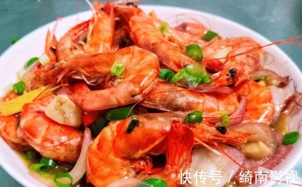 芙蓉大虾，像朵朵白色芙蓉花诱人食欲，制做时用新鲜的大虾