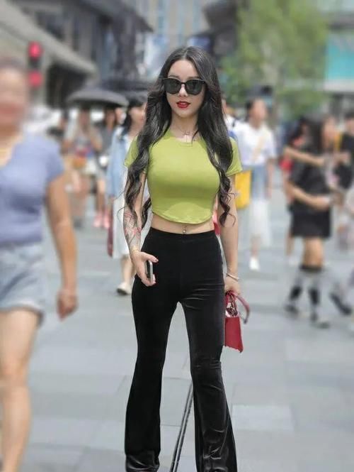 满大街都是“短裤T恤”，突然来一条“托腹裤”，时髦又吸睛！