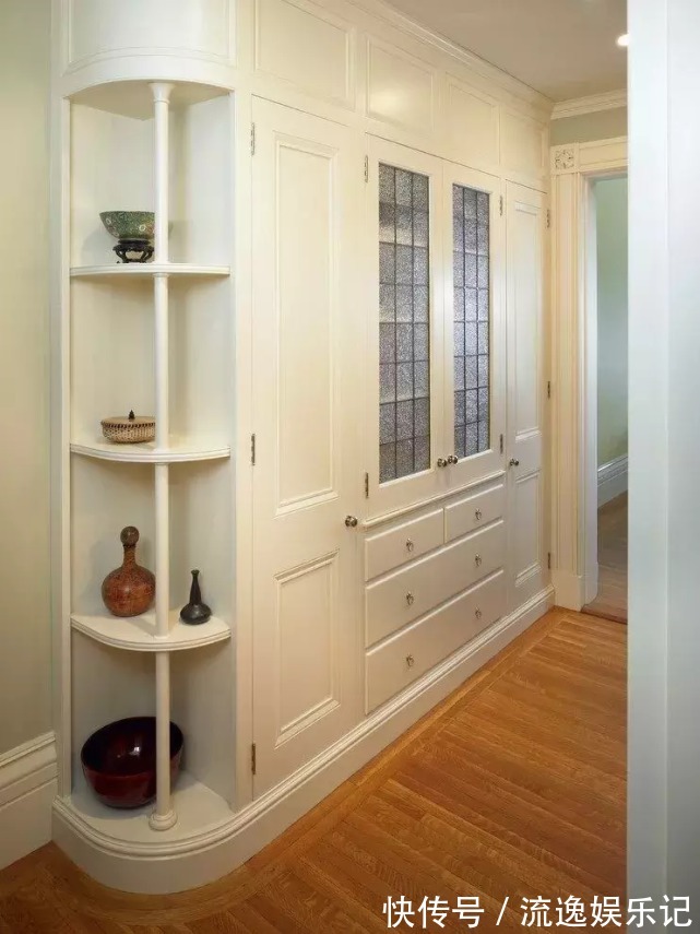过道柜|电视墙要不要装柜子?一进屋就被迷住了,全屋太漂亮了