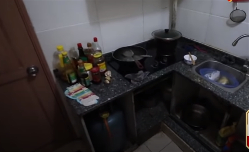 居室|广州一家5口挤51㎡老房,衣柜隔房间爷孙天天睡阳台这能行吗