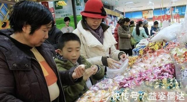 同类型|“不买就不走”,当孩子拿着玩具不放手时,奶奶的做法引路人点赞