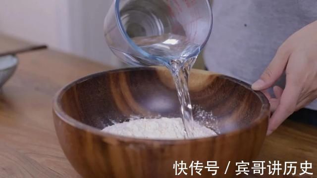 排队4个小时才能吃到的网红葱油饼,只要简单几步在家就能做