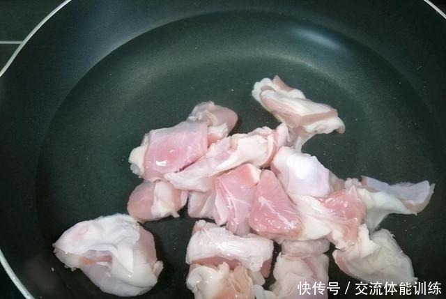 冬天养生吃羊肉汤,别直接加水炖,用3个技巧,汤鲜味美身上暖