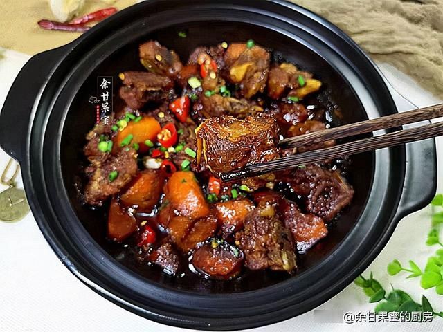 这蔬菜与排骨是完美搭配，鲜香味美好下饭，炖一炖连锅上桌