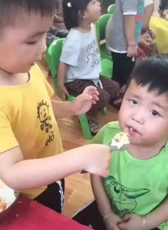 特殊待遇|“超萌辈分差”火了,舅舅遭受“特殊待遇”,外甥:毕竟是晚辈