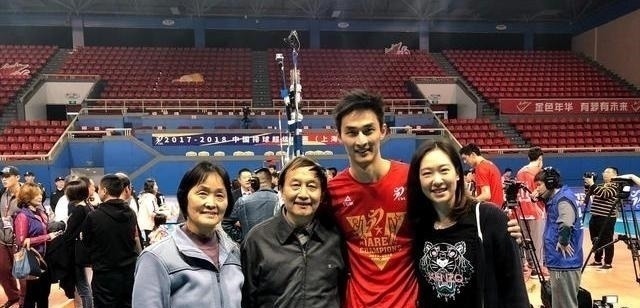 方颖超|女排名将米杨退役当教练,嫁男排2米帅哥方颖超当后妈超级幸福