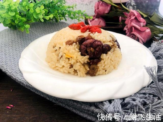 粽子|糯米加点红糖和枣，做法超级简单，吃起来比端午节的粽子都好吃！