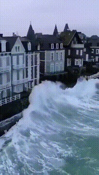 |搞笑GIF:火车站见到的情形,看到这一幕我又相信爱情了