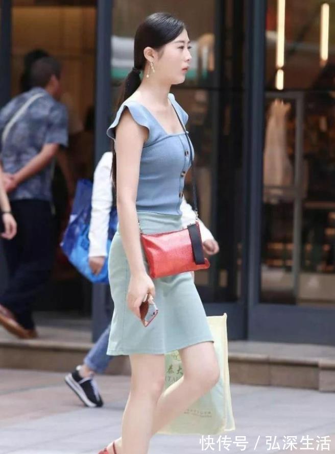 休闲裤|街拍:魅力十足的美女,休闲裤搭配T恤,清爽又显青春活力