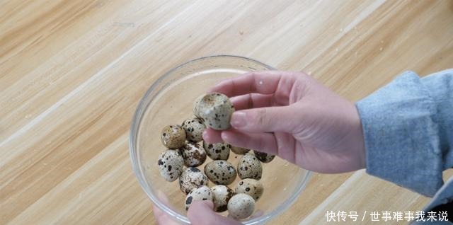 姑娘把鸡蛋放进电饭锅,煮出的茶叶蛋比买的的更香更好吃,真方便