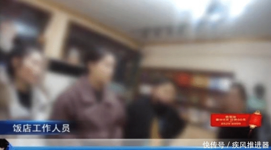 餐厅写着酒水免费,结账时店员死不承认,顾客:喝完酒要钱!