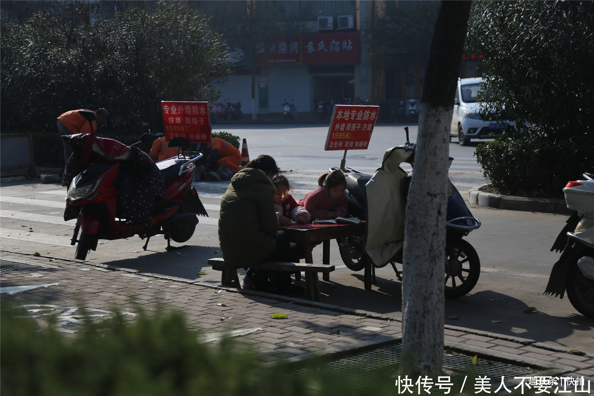 冻红|7岁娃寒风中陪妈妈路边等活，写字背书时手冻红，称梦想是考大学