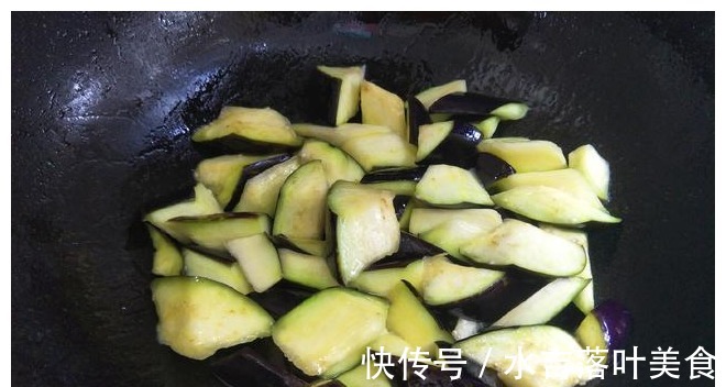 茄子皮|红烧茄子简单好吃的做法,茄子不吸油不变黑,吃起来真香!