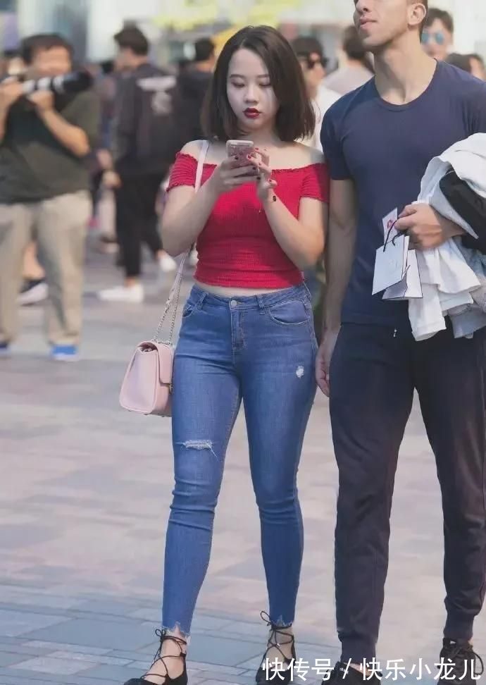 紧身牛仔裤 小姐姐穿紧身牛仔裤休闲又显瘦,展现时尚气质,个性十足