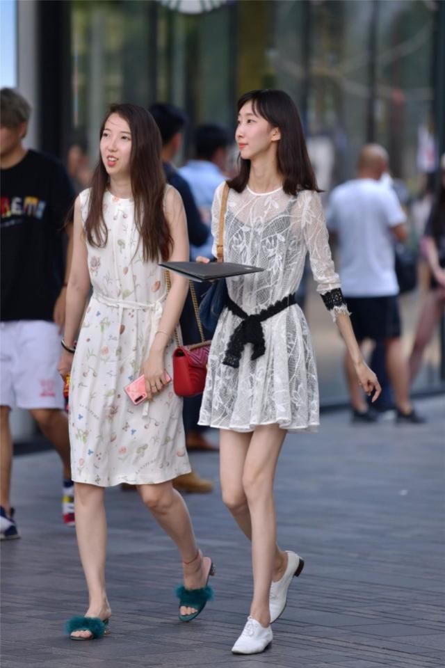 简约裙子装扮出自然的美感，完美体现窈窕淑女的婉致倩影