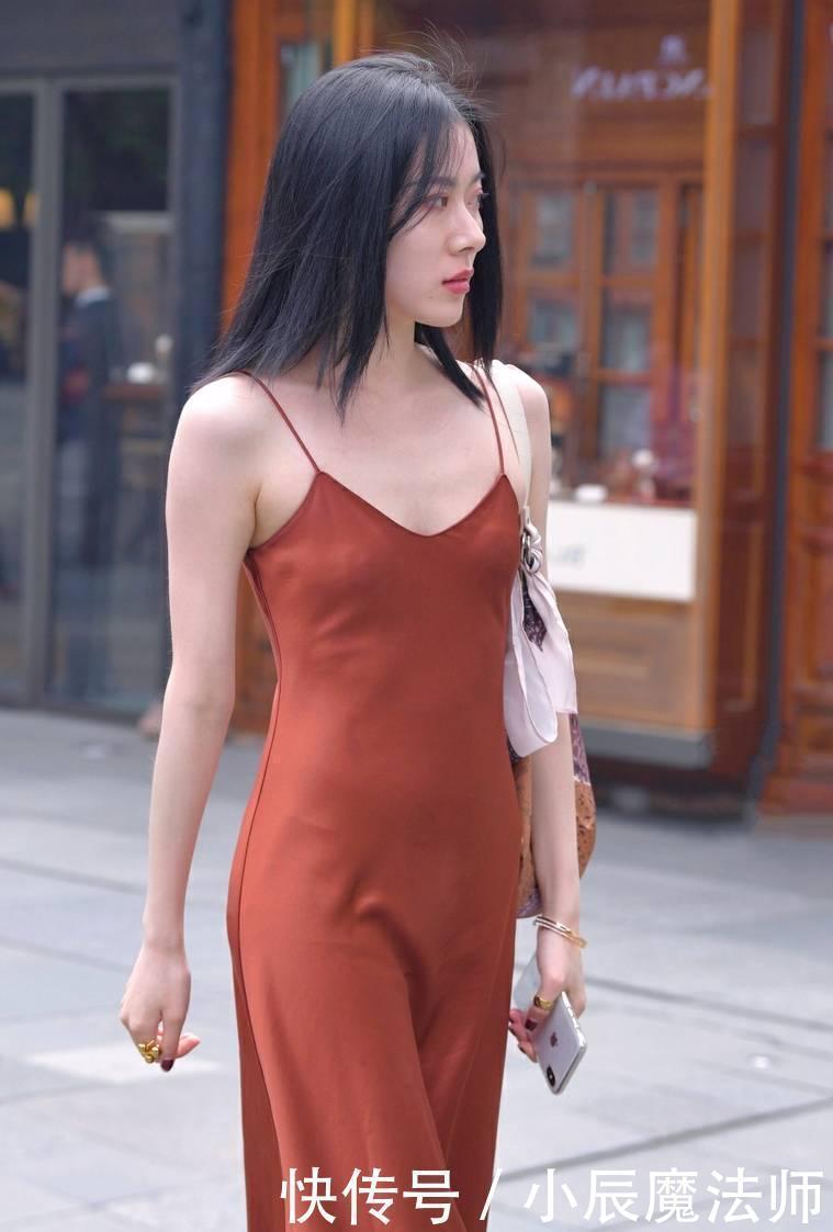 美女长发披肩，同样的颜色不同的气质，蕴含着土味的复古时尚感