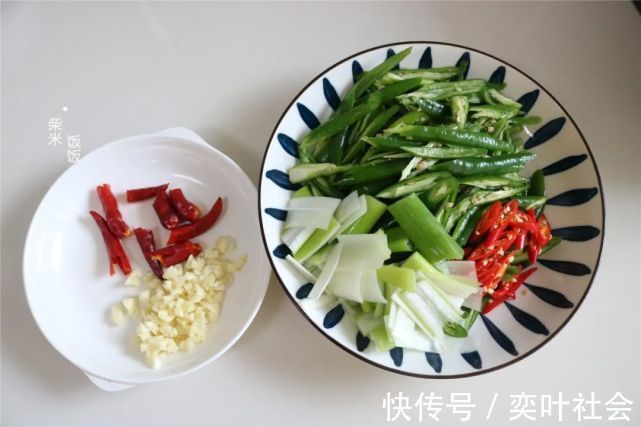 芥菜|这款开胃小咸菜,北方人餐桌上常见,炒一次吃几天,香辣下饭
